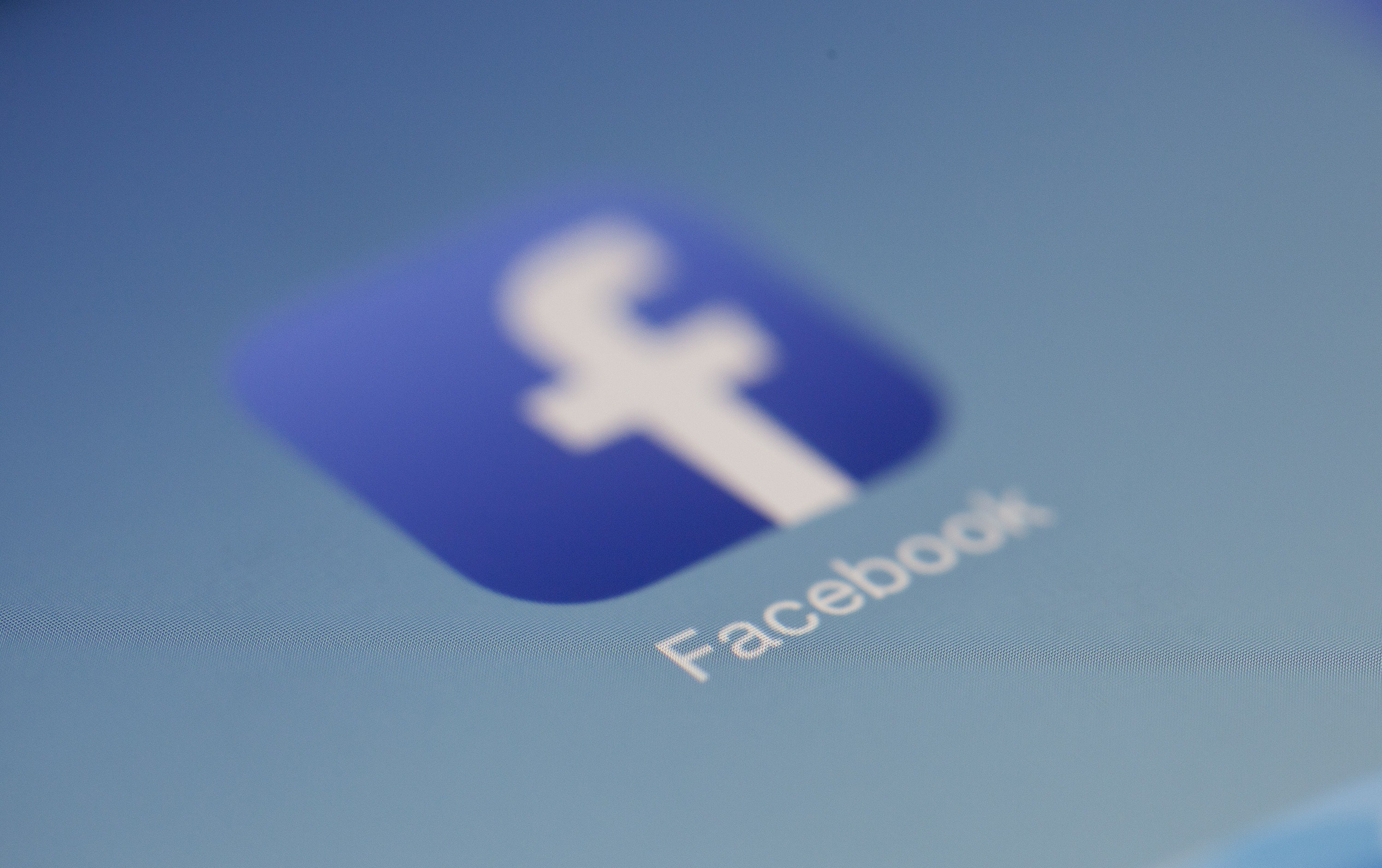 Facebook-logo på blå bakgrunn