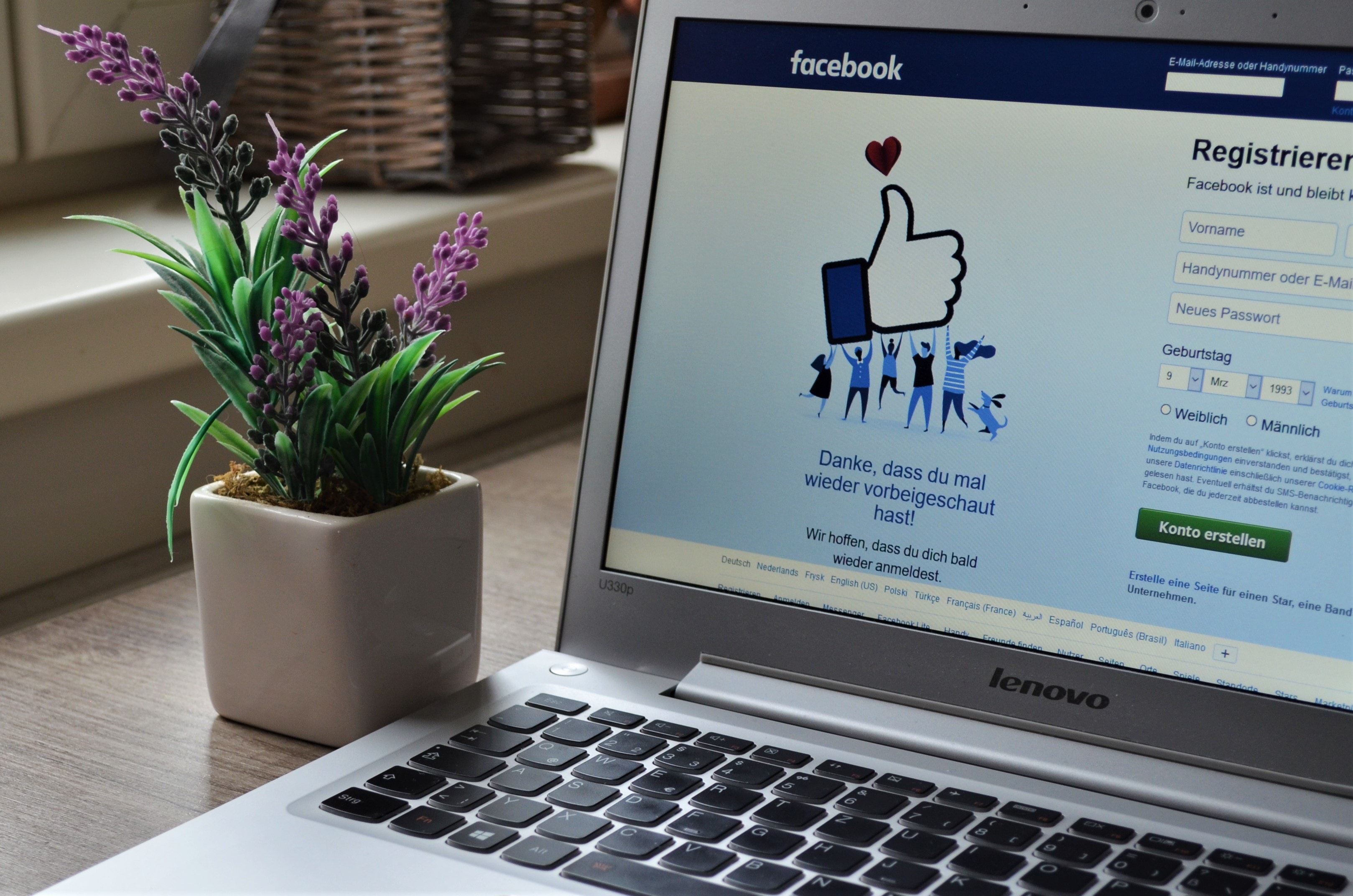 Facebookside på laptop